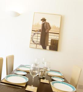 una mesa de comedor con platos y copas de vino en Apartment D204 en Northampton