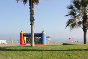Ο χώρος παιχνιδιού για παιδιά στο Mare Nostrum Beach Vistas al Mar Terraza Fibra Optica, , Aparcamiento