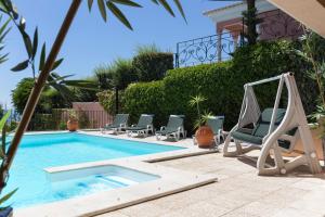 a swimming pool with a bunch of chairs next to it at Apartamento com Piscina in Cruz Quebrada