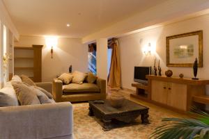 A seating area at Apartamento com Piscina