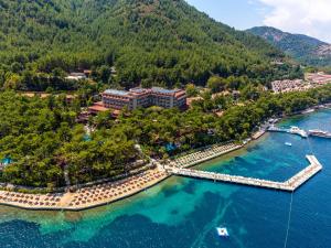 una vista aérea de un complejo cerca del agua en Grand Yazıcı Club Marmaris Palace en Marmaris