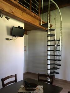 リオトルトにあるAgriturismo Isolottoのダイニングルーム(テーブル、椅子付)の螺旋階段