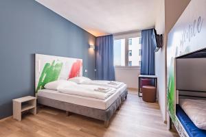Un pat sau paturi într-o cameră la a&o Hostel Venezia Mestre