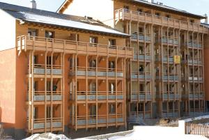 un bâtiment en construction avec échafaudage dans l'établissement Lagrange Vacances Le Pic de l'Ours, à Font-Romeu