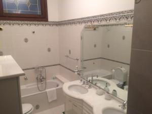 a bathroom with a sink and a tub and a toilet at B&B San Cristofero in Valguarnera Caropepe