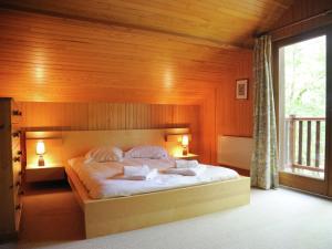Cozy chalet in the woods of the beautiful Dordogneにあるベッド