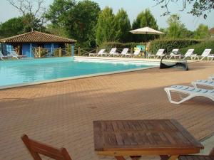 Cozy bungalow in the authentic French countryside tesisinde veya buraya yakın yüzme havuzu