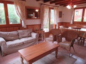 Uma área de estar em Nice chalet in the woods of the beautiful Dordogne