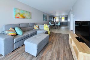 A television and/or entertainment centre at Auberge Des Îles
