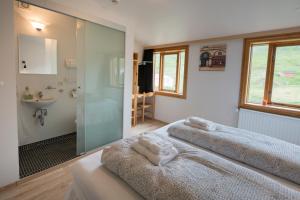 una camera da letto con un letto grande con asciugamani sopra di Guesthouse Storu-Laugar a Laugar