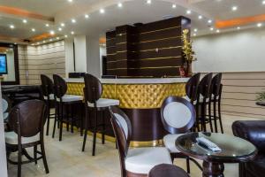 un restaurante con un bar con mesas y sillas en Guest House Saint Apostol en Nesebar