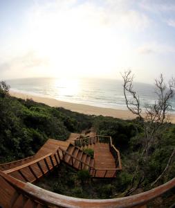 un conjunto de escaleras que conducen a una playa en Golden Beach Village, en Ponta do Ouro