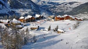 a ski lodge in the snow in a mountain at Arpege Des Neiges in Sainte-Foy-Tarentaise