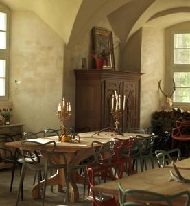 a dining room with tables and chairs and candles at Event- Kultur & B&B Kunst Schloss Neuenhagen Übernachten im Denkmal in Bad Freienwalde