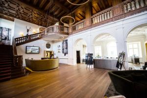 Großes Zimmer mit Holzböden und einer Treppe in der Unterkunft SCHLOSS Fleesensee in Göhren-Lebbin