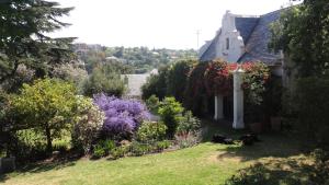 een huis met bloemen aan de zijkant van een tuin bij Klein Morgenster B&B in Johannesburg