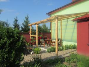 a pergola on the side of a house at Ranczo u Jarka in Jeżyce