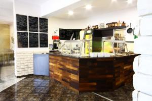 kuchnia z ladą w restauracji w obiekcie Pensjonat Pod Kasztanami w Głogowie