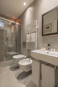 A bathroom at Mysuiteshome Apartments