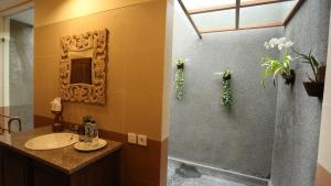 Ein Badezimmer in der Unterkunft Darra Ria Villa Ubud