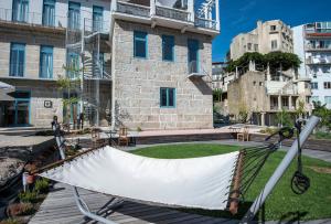Um jardim no exterior de Des Arts