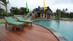 Der Swimmingpool an oder in der Nähe von Darra Ria Villa Ubud