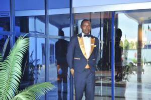 un homme dans un tuxedo debout devant un bâtiment dans l'établissement Protea Hotel by Marriott Delta, à Warri 64 autres photos