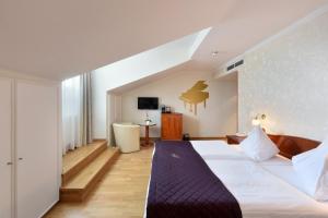 Tempat tidur dalam kamar di Hotel Am Schubertring
