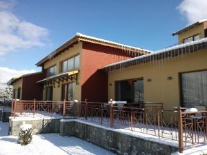 um edifício com uma mesa e cadeiras na neve em Olvios Hotel em Gkoura