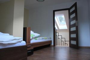 ポゴジェリツァにあるApartament dwupoziomowy - Pogorzelicaのベッドの横に鏡が付くベッドルーム