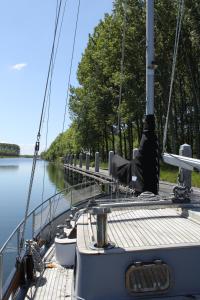 una barca a vela ormeggiata in un molo sull'acqua di Privé B&B Zeilboot Noorderlicht a Kamperland