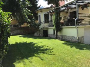 Vonkajšia záhrada v ubytovaní Palma Villa in City Park Budapest - semi suteren