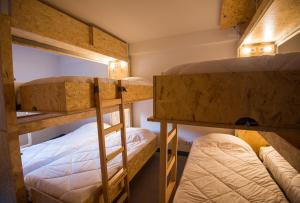 Uma cama ou camas num quarto em Des Arts
