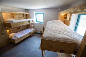 Uma cama ou camas num quarto em Des Arts