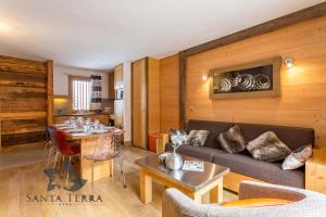- un salon avec un canapé et une table dans l'établissement Résidence Santa Terra, à Tignes