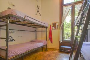 Ένα ή περισσότερα κρεβάτια σε δωμάτιο στο Milhouse Hostel Hipo