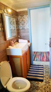 KórinthosにあるKórinthos Isthmos Canal Apartmentのバスルーム(トイレ、洗面台、シャワー付)