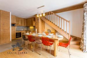 a dining room table and chairs in a kitchen at Résidence Santa Terra in Tignes