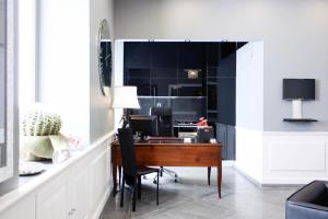 an office with a desk and a mirror at Le Stanze Di Federica in Rome +27 photos