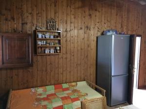 モノーポリにあるLa Baita sul Mareのキッチン(冷蔵庫、テーブル付)