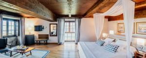 A television and/or entertainment centre at Parador de Baiona