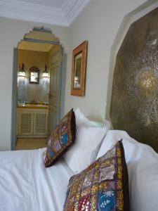 Postel nebo postele na pokoji v ubytování Riad Noos Noos & Spa