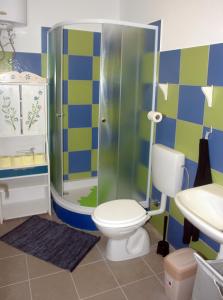 Et badeværelse på MaraMare Apartments + 36 billeder