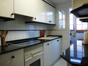 Kuchyň nebo kuchyňský kout v ubytování Apartamento En Daimus Con Vistas Al Mar