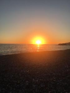 チェトラーロにあるAppartamenti Don Guglie'の夕日を眺めながらのビーチでの夕日
