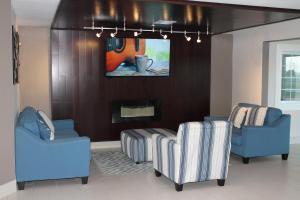 TV a/nebo společenská místnost v ubytování Quality Inn & Suites Port Arthur - Nederland