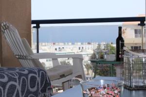 butelka wina leżąca na stole na balkonie w obiekcie La Isla House 5 minuti Centro-Spiaggia Corralejo w Corralejo