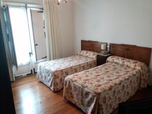 سرير أو أسرّة في غرفة في Hosteria De Quijas