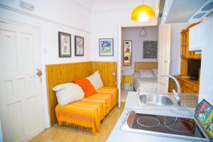 sala de estar con sofá y lavamanos en Casa Garrote, en Cuenca