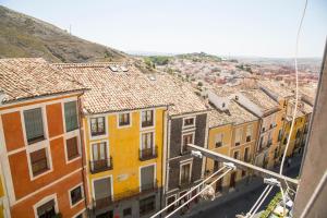 vistas a un grupo de edificios de una ciudad en Casa Garrote, en Cuenca